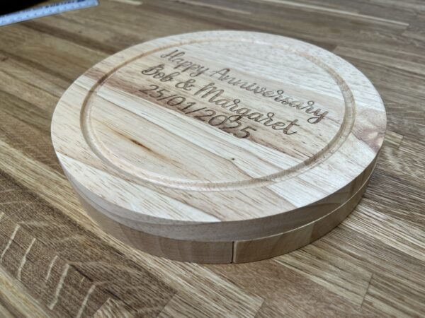 Round Cheeseboard With 4 Cutters - Image 4